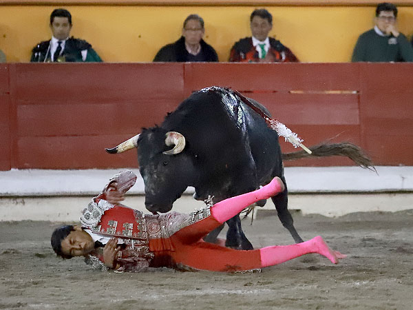 Fue alcanzado entrando a matar