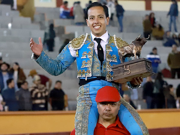 De Alejandr&iacute;a indulta y triunfa en Apizaco