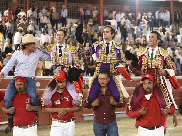 Matadores y ganadero en volandas