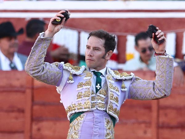 Arturo pase� dos orejas