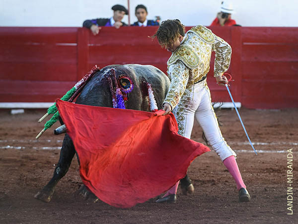 La muleta en la izquierda