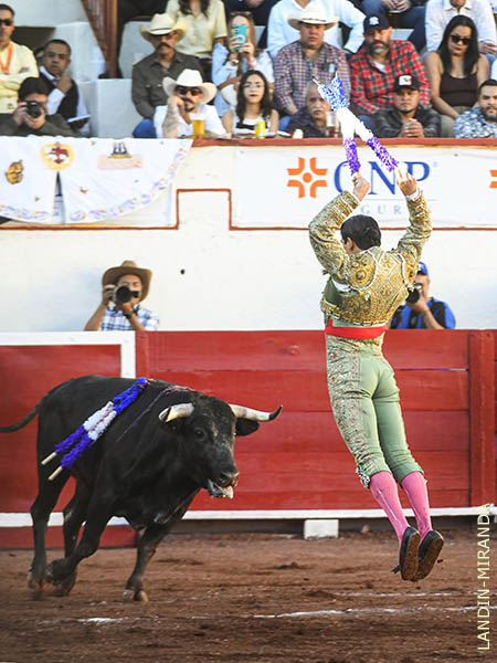 Segundo tercio entre aplausos