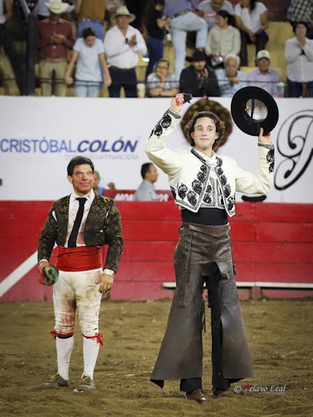 Tercer trofeo en mano