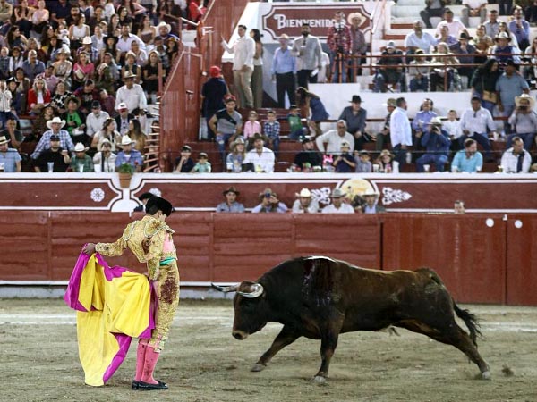 De frente por detr�s