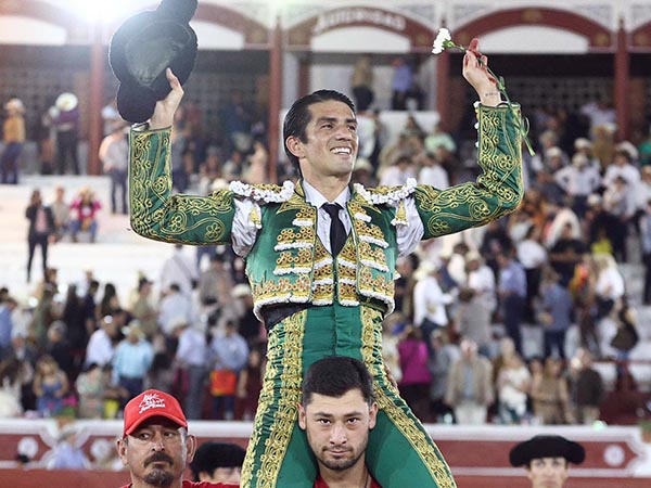 Calita sale a hombros en "Jalos"