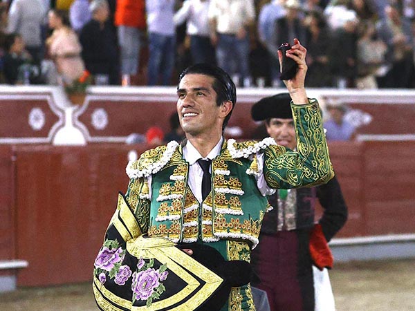 El segundo trofeo en mano