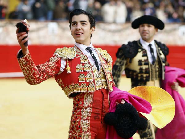 Marco pase� un trofeo