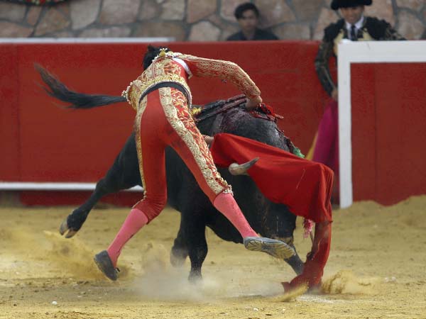 Volc�ndose detr�s de la espada