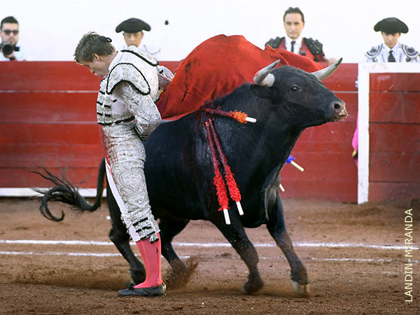 Cerr� con manoletinas