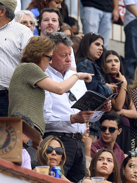 Las barreras de Fernando Sierra y se�ora