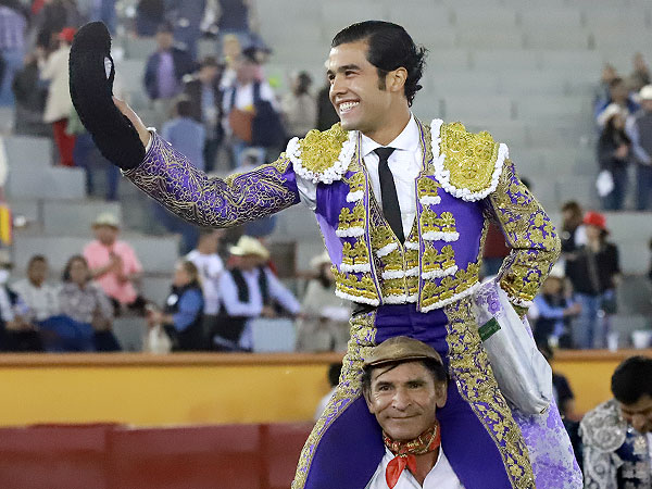 San Rom&aacute;n corta un rabo en Apizaco