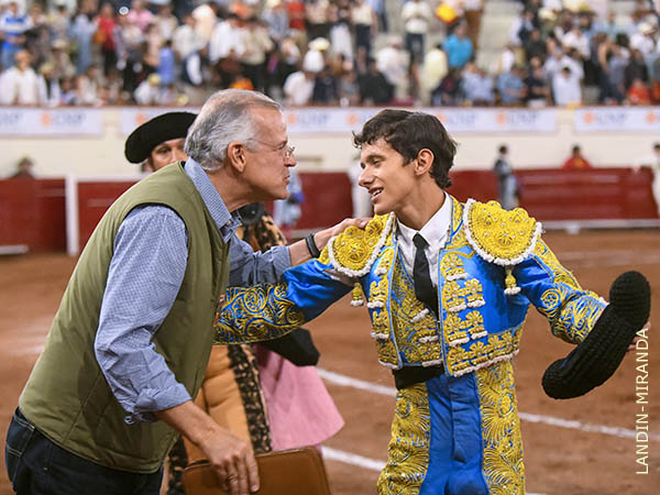 Cortes�as y enhorabuenas