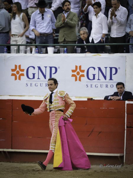 Salud� ovaci�n en el tercio