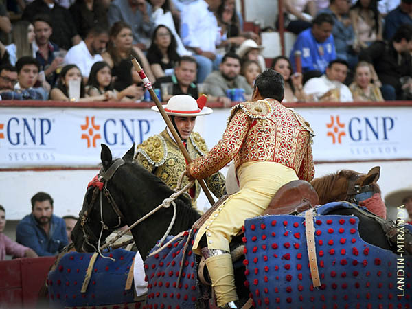 Debut� Efr�n Acosta, Noyola le cedi� turno