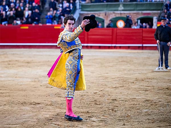 Saludo montera en mano