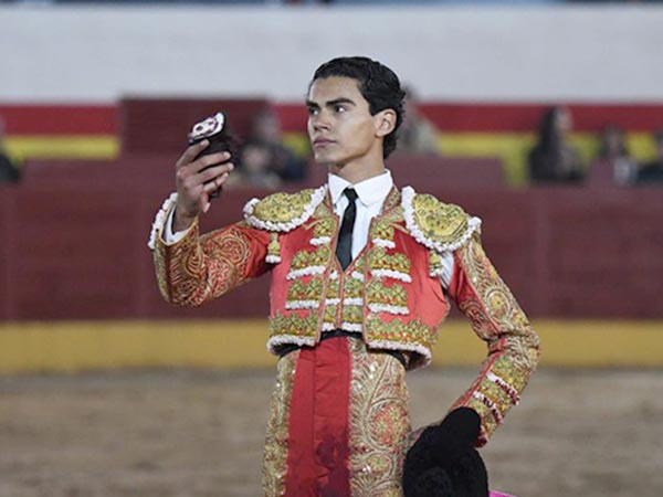 Triunfal debut de Garibay en Valdetorres