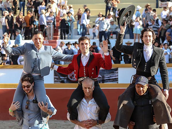 Tres caballistas en volandas