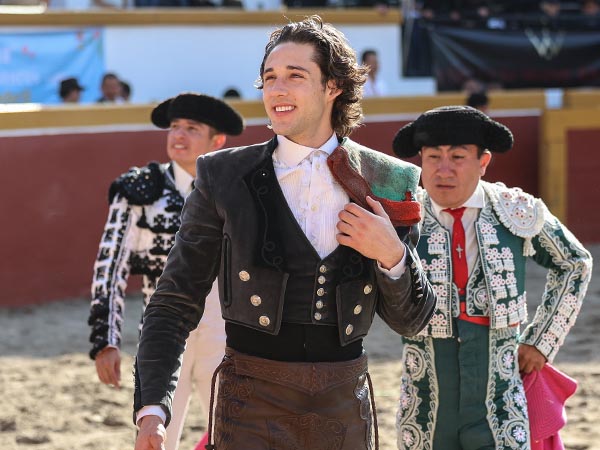 Tarde de tres orejas para Tarik