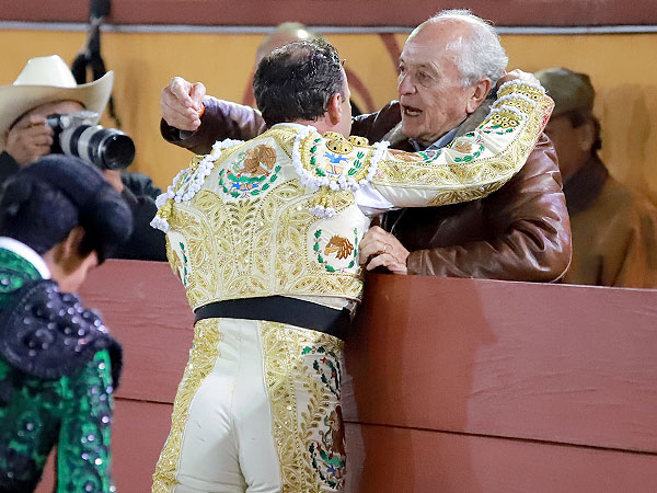 Felicitando al ganadero