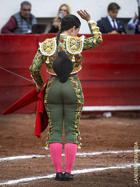 La montera en el aire