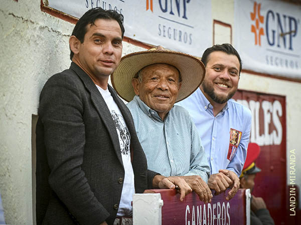 Ganaderos de Campo Grande en su burladero