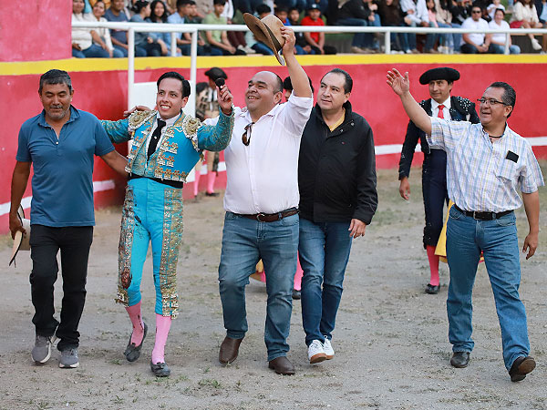 Torero, Ganaderos y Mayordom�a ovacionados