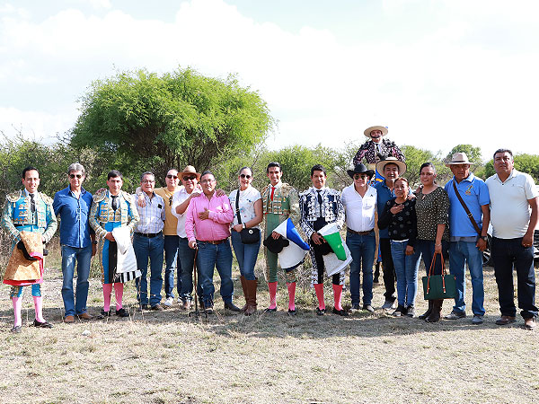 V�ctor Ortega con la Mayordom�a y toreros