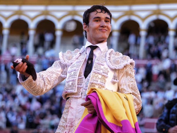 Tom�s Bastos pase� un trofeo