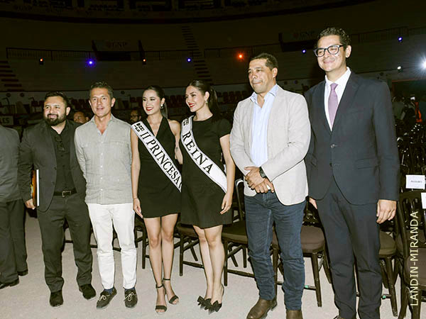 El alcalde Leo Monta�ez e invitados