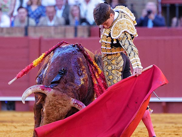 Tres orejas de distinto peso en Sevilla