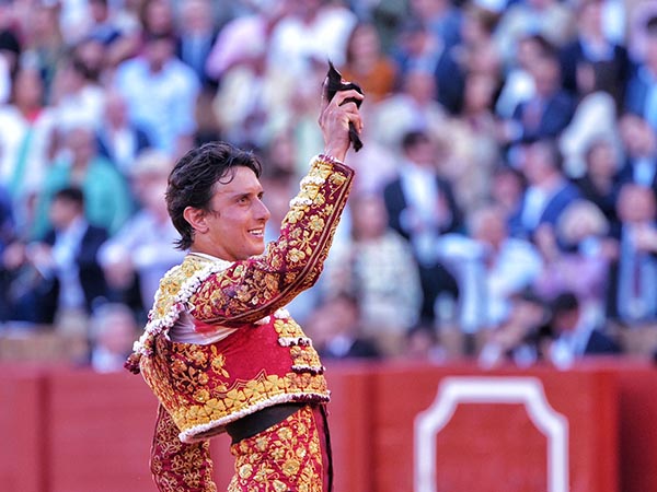 Roca Rey pase� una oreja