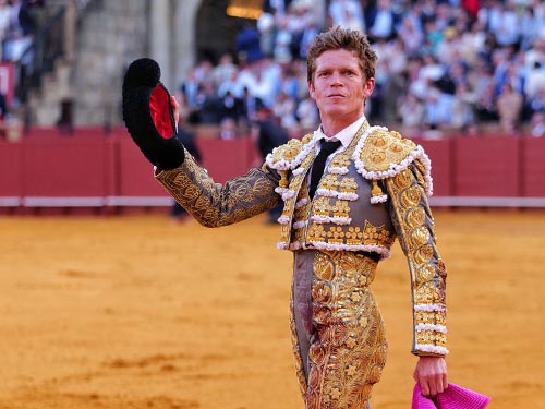 Dio la vuelta en el cuarto de la tarde