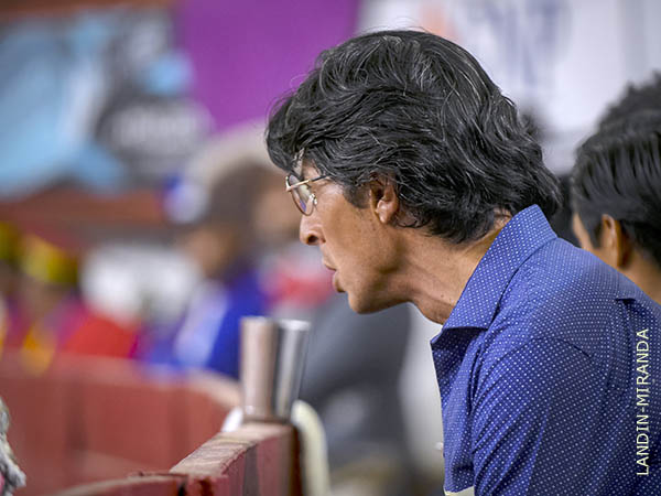 Luis, atento a su pupilo