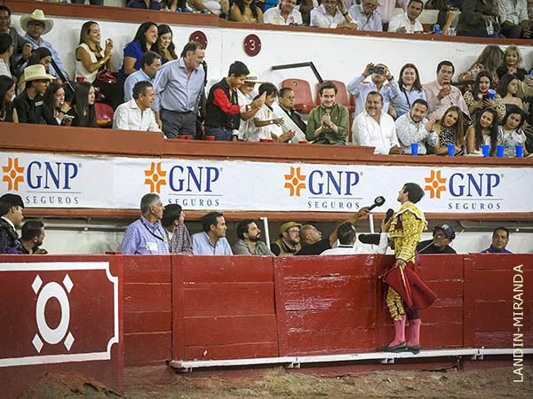 Brindis a los chavales de la Academia