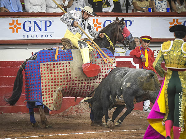 Jos� lo prende del morrillo