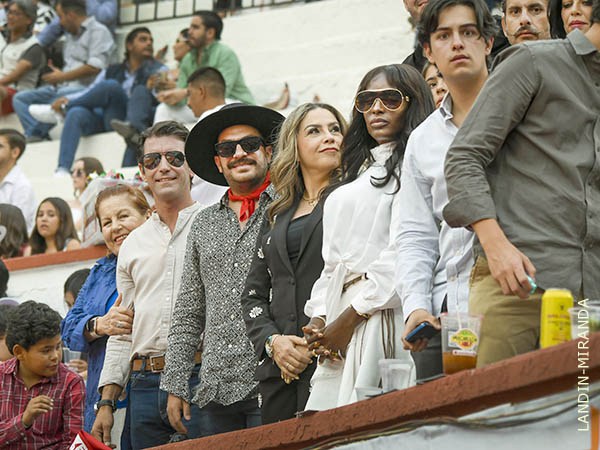 Lili Mac�as, Arturo, Kike e invitados