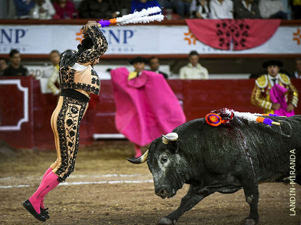 Jonathan, salud� ovaci�n en el tercio