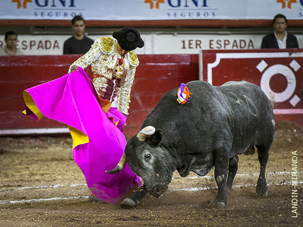 Alejandro Adame saluda al sexto