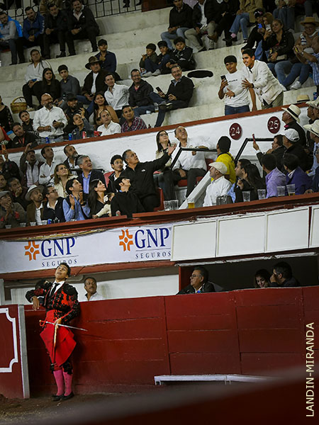 El brindis para H�ctor Guti�rrez