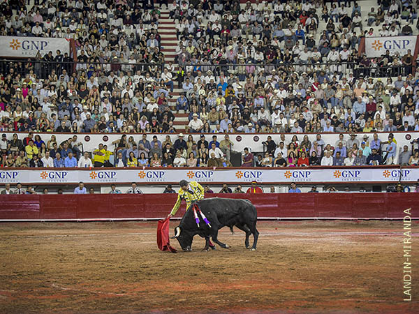 En su plaza, con su gente