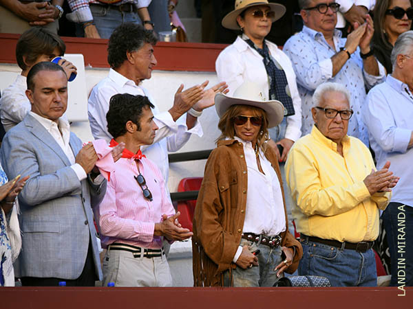 Roble�o y Adela Micha en tarde de toros