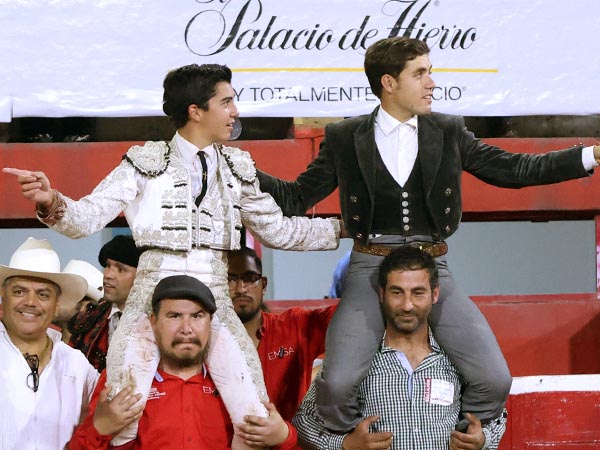 Ambos matadores hispanos en hombros