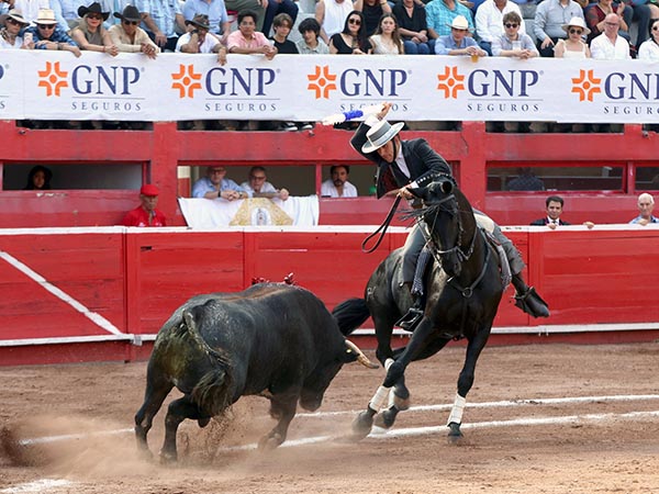 Abre el festejo el caballista