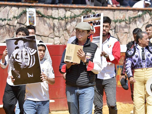 Sentido homenaje a Juan Ram�n Salda�a