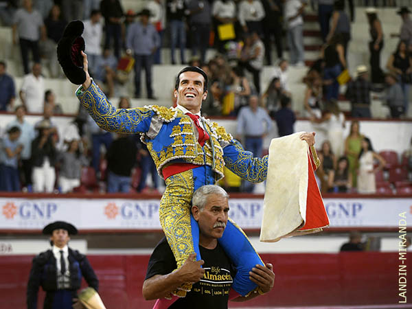Primer torero que consigue puerta grande