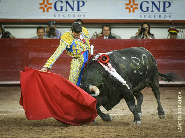 Al natural con la derecha, sin la espada