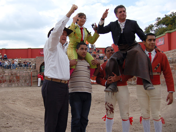 Salida triunfal en hombros