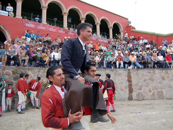 Casas con la arquer�a al fondo