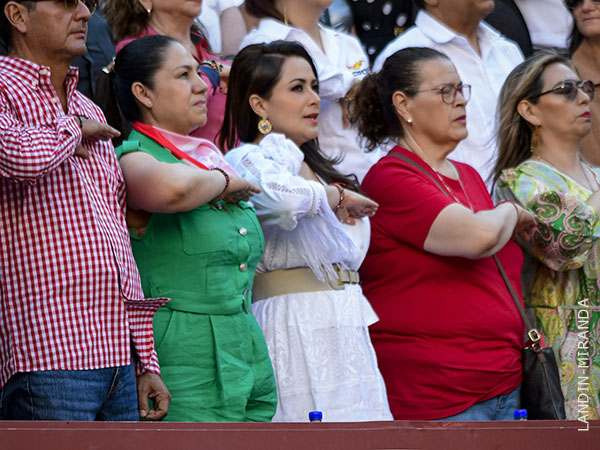 Verde, blanco y rojo en el palco oficial
