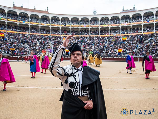 Magn�fica entrada en la plaza